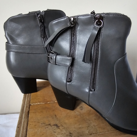 B Freshica Womens Ankle Boot New w/o box Gray Cuban Heel Zippers Almond Toe 10M - Picture 3 of 15